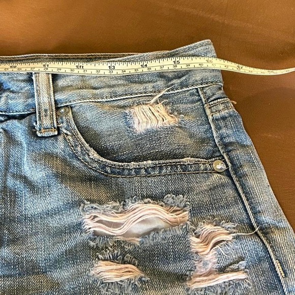 Distressed American Eagle denim shorts with pink frayed hem - Picture 5 of 6
